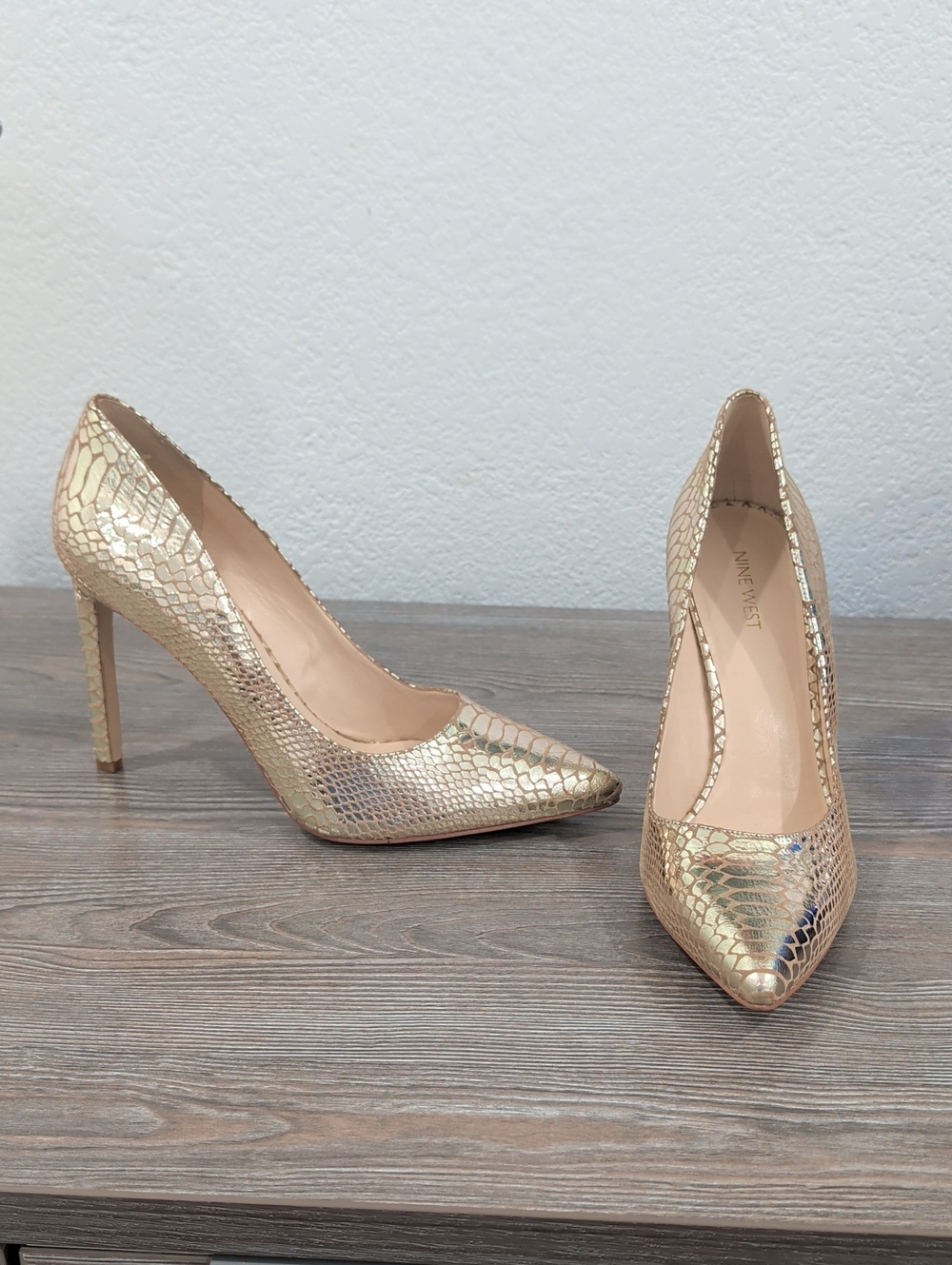 Near New Nine West TATIANA Gold Metallic Leather Croc Embossed Stiletto Heels 11